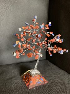 Geluksboompje Rode Jaspis en Lapis Lazuli met Orgoniet piramidevoet (Friendship) - Afbeelding 2
