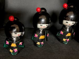 Kokeshi Japanse Gelukspoppetjes zwart (set) - Afbeelding 3