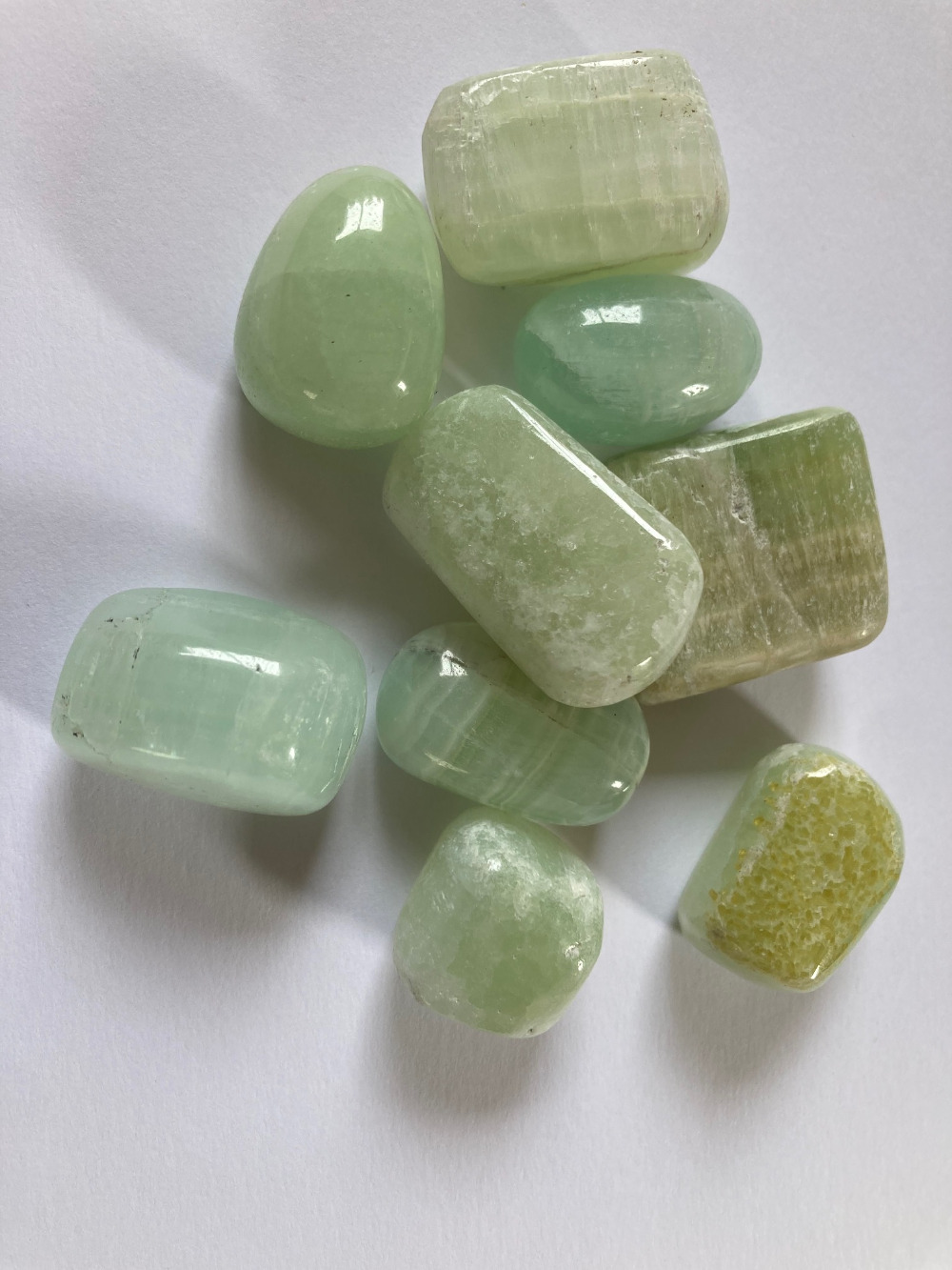 calciet_groen_1 Trommelstenen Groene Calciet (ca. 15 gr.) - Afbeelding 1