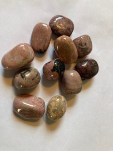 Trommelstenen Rhodoniet (ca. 15 gr.)